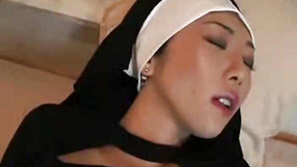 કલાપ્રેમી છોકરી તરફીની જેમ ચૂસી રહી સનીલીયોન ના સેકસી વીડિયો છે